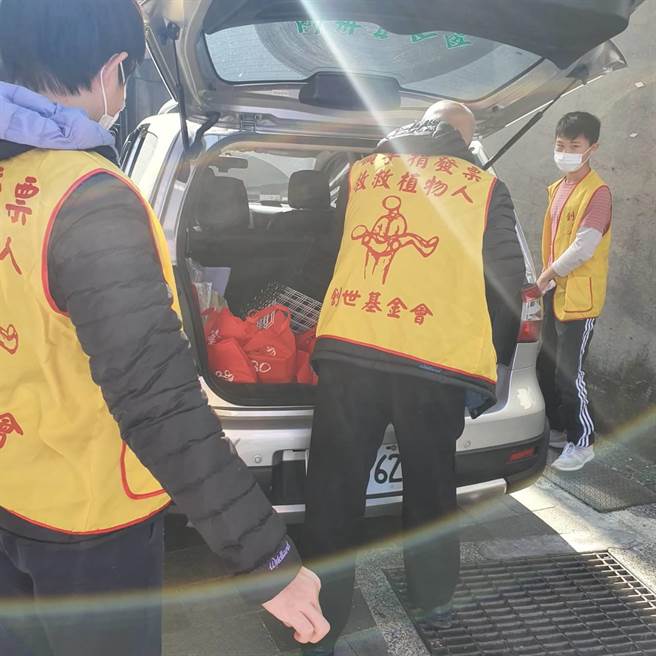 创世基金会寒冬送暖送礼到家，让近2万人弱势朋友平安好过年。（创世基金会提供／吴康玮台北传真）