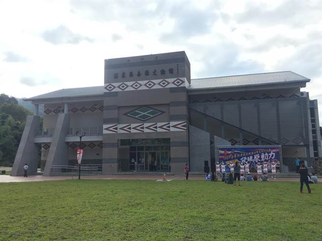 苗栗县泰雅原住民文化产业区地理位置较隐蔽，加上入园需收停车费，游客兴趣缺缺，原民中心多次举办活动，炒热园区观光气氛。图为泰雅文物馆。（本报资料照片）