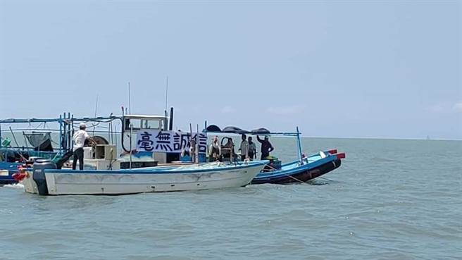 雲林縣漁民認為離岸風電工程破壞漁場，駕駛漁船阻撓施工。（讀者提供／張朝欣雲林傳真）
