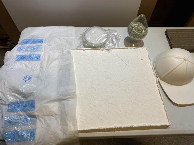 中華大學工業產品設計學系特聘教授黃思蓴領軍設計「尿布變黃金」，透過技術分離尿布中的PE、絨毛纖維與聚丙烯酸鹽加值利用，每月可少砍7.2萬棵樹、每年可產出7.5萬公噸再生紙漿，而每噸紙漿可節省20頓的水資源。（李柏澔攝）