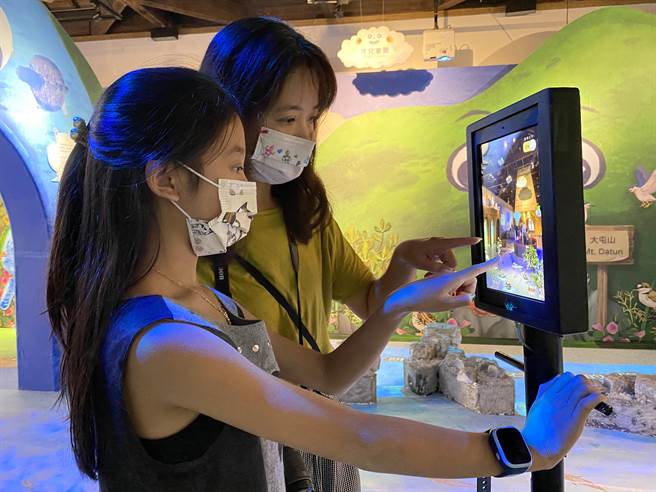 淡水古蹟博物馆长黄丽铃表示，展览以说故事的方式及多媒体互动装置，将淡水河、河川生态及船只等拟人化，引导儿童认识淡水的多面向，让孩子不仅能看，还能亲自操作体验。（戴上容摄）