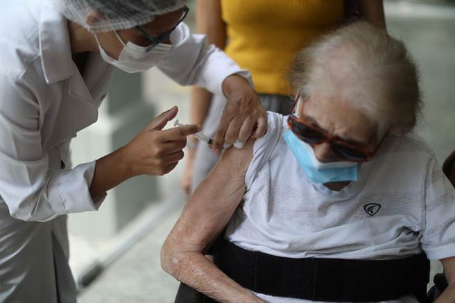 試驗數據不夠 歐洲多國不建議老人施打牛津疫苗。(圖/路透)