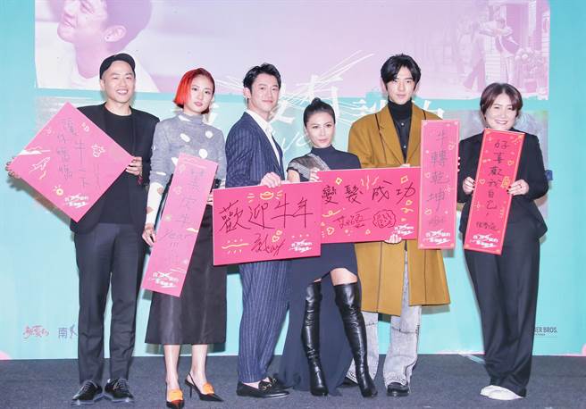 许智彦（左起）、9m88、吴慷仁、艾怡良、傅孟柏和徐誉庭祝福新年好运。（罗永铭摄）