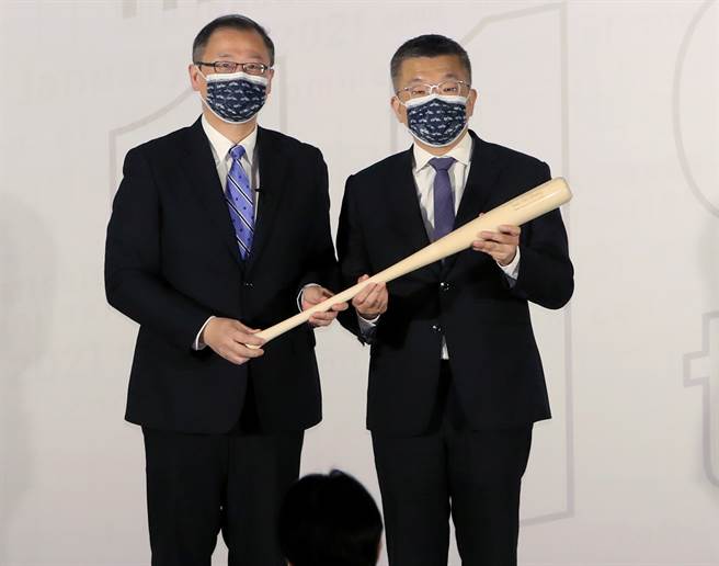 蔡其昌（右）上个月接下中职会长职务时说，成立第6队是最困难的任务。（资料照／郑任南摄）