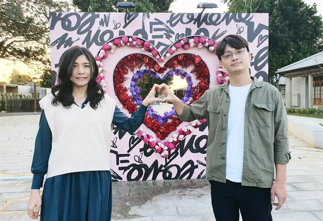 繁花艺术妆点屏东胜利星村，春节期间营造浪漫氛围。（林和生摄）