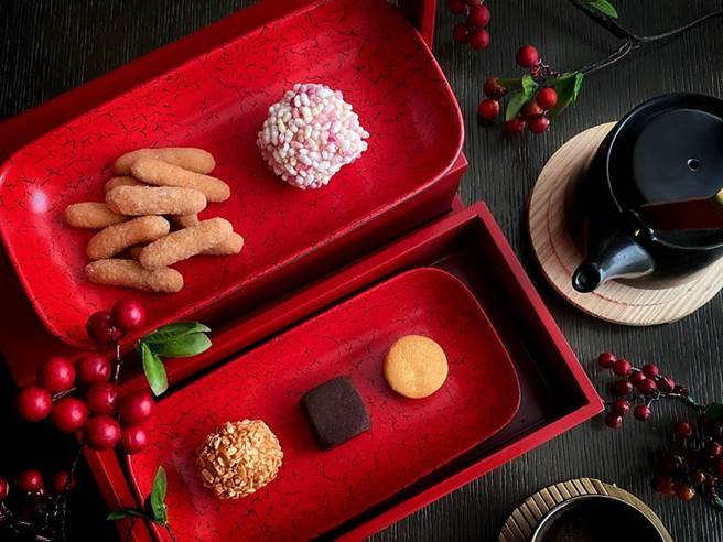 （台北国泰万怡酒店THE Lounge携手旧振南，手推出新年喜气的春节下午茶。图／国泰万怡酒店提供）