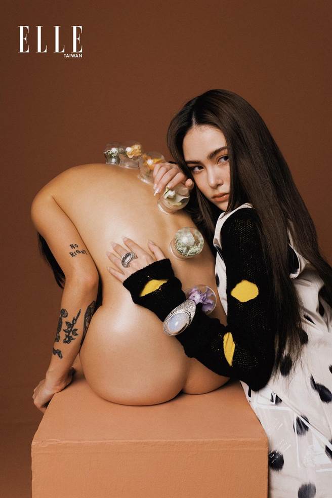 昆凌在电影《叱咤风云》扮演酷帅女赛车手。（《ELLE》国际中文版杂志提供）