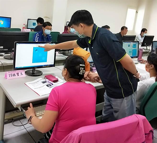 新竹市劳工职业训练发展协会办理的「产业人才投资计画─3D列印商品设计班第01期」近日结业，此次有20位学员习得独立操作3D绘图软体和3D印表机等技能。（陈育贤摄）