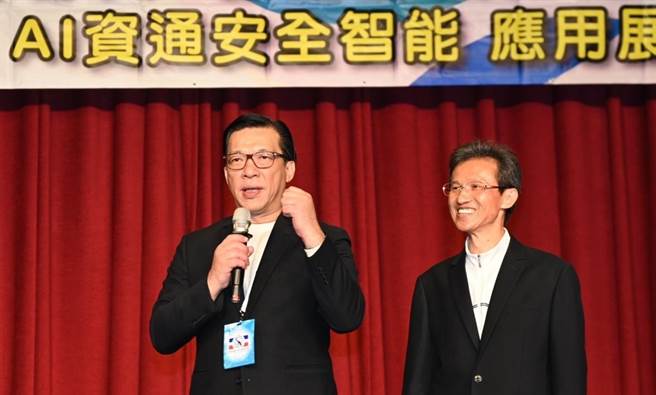 5G开通带领电信产业迈向新时代，国内特二类电信服务供应商三联南频电信，突破传统电信服务思维，善用IoT物联网优势，提出「三联南频．以科技驱动．相信SunLINE．活出爱理念」，致力成为电信科技生活新形态的领航者，其中，三联南频电信主席也担任电信公会顾问团召集人的徐少东(左)功不可没。（刘宥廷摄）