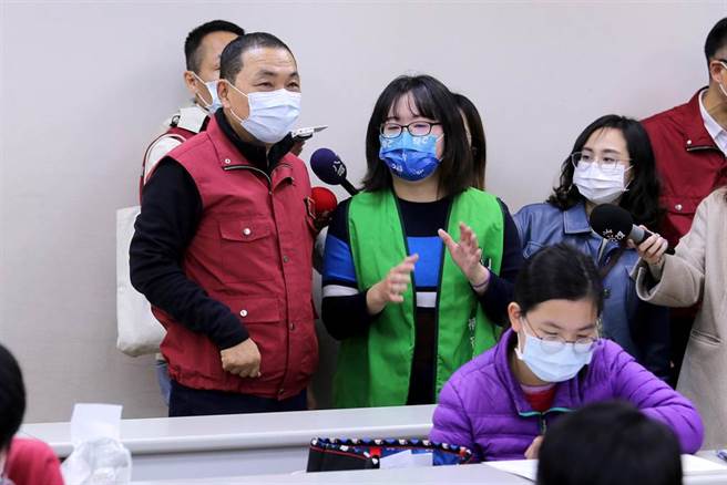 新北市長侯友宜（左一）視察補習班防疫作為。（黃世麒攝）
