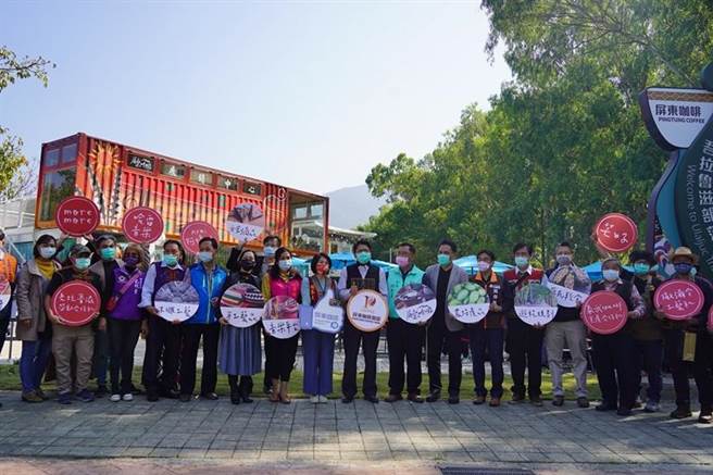 屏東咖啡園區邀請縣長潘孟安(右九)主持揭牌儀式。圖／縣府提供