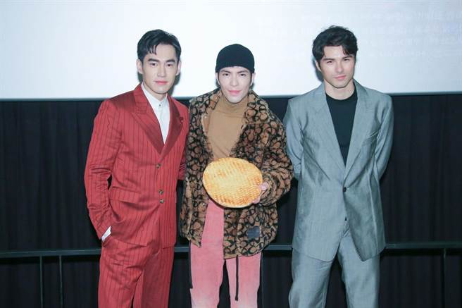 老萧今MV发布会，《跟你老婆去旅行》男主角鳯小岳、张书豪送上老婆饼。（罗永铭摄）