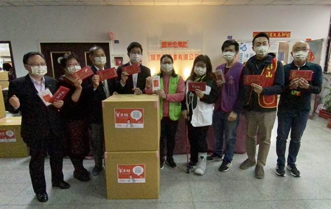 口罩国家队顺易利实业有限公司赠3万个口罩给20个社福单位、机构。（立委蔡适应提供／陈彩玲基隆传真）