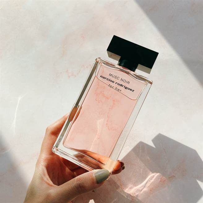 深情缪思淡香精首次以最纯净透明的形貌，包裹最深刻的香气，黑色瓶盖暗示着浓烈的内在，而似能一眼看穿，却暗藏神秘的淡粉色香水，也呼应其明暗对比的艺术张力。（邱映慈摄）