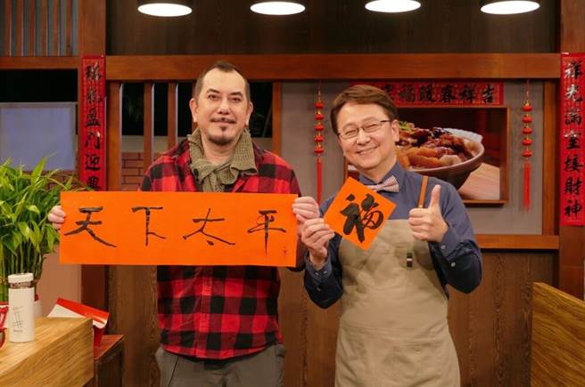 黄秋生（左）近日与李四端分享来台感想。（MOMOTV大云时堂提供）