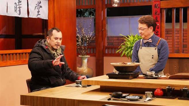 黄秋生（左）近日与李四端分享来台感想。（MOMOTV大云时堂提供）