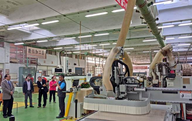 多家企业团体捐赠「CNC电脑数值控制花刨机及自动换刀系统」给屏科大木设系木材加工厂，往后师生设计制造作品更省时。（潘建志摄）