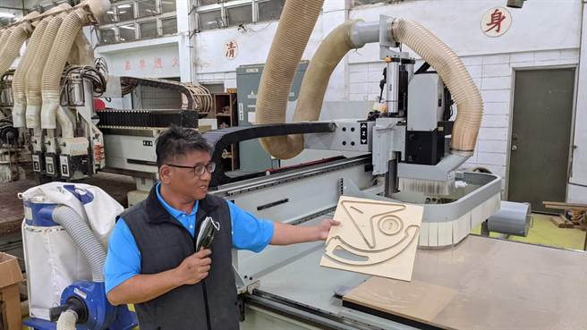 多家企业团体捐赠「CNC电脑数值控制花刨机及自动换刀系统」给屏科大木设系木材加工厂，往后师生设计制造作品更省时。（潘建志摄）