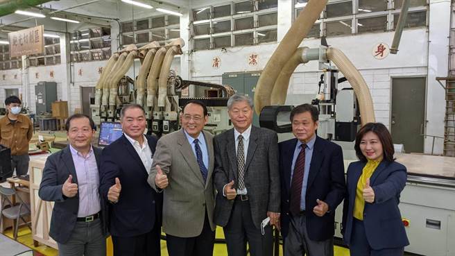 多家企业团体捐赠「CNC电脑数值控制花刨机及自动换刀系统」给屏科大木设系木材加工厂，往后师生设计制造作品更省时。（潘建志摄）