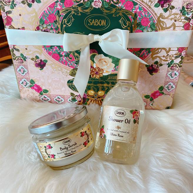 白玫瑰沐浴油、身体磨砂膏让沐浴时光更疗癒。（邱映慈摄）