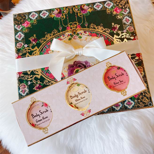玫瑰秘境迷你磨砂膏礼盒可一次体验白玫瑰、以色列绿玫瑰以及玫瑰茶语香气。（邱映慈摄）