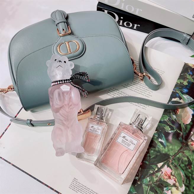 BOBBY限量復刻版装载Miss Dior花漾迪奥淡香水，半透明瓶身微微透出粉嫩色泽，BOBBY颈部悉心繫上的经典单耳蝴蝶结，是由DIOR高级订制工坊师傅手工制作，全台限量500瓶。（邱映慈摄）