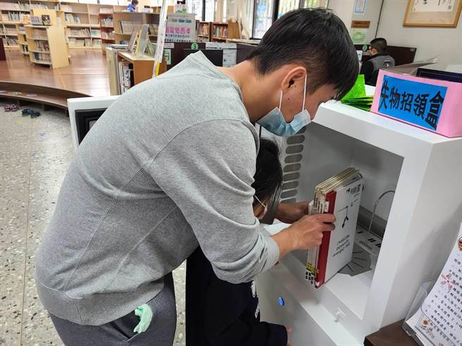 防疫优先，竹山镇图书馆引进杀菌机，让读者帮书籍杀菌。（竹山镇公所提供／廖志晃南投传真）