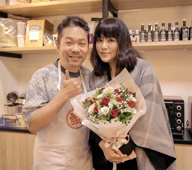 唐绮阳、卜学亮在公视贺岁喜剧《白日梦外送王》有开直播对手戏。（公视提供）