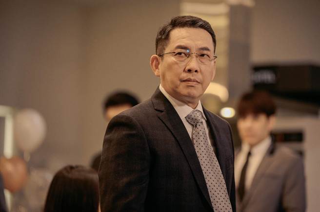 屈中恒饰演企业家、巫建和的父亲。（公视提供）