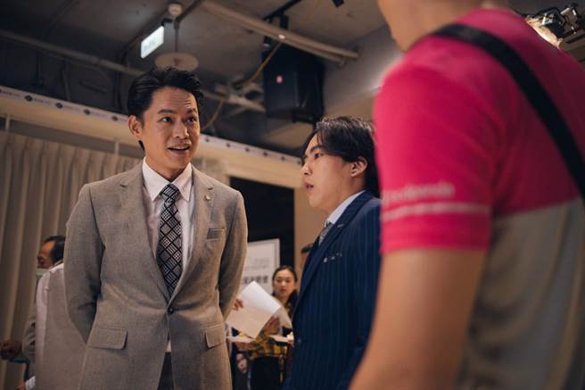 黄镫辉演出公视贺岁喜剧《白日梦外送王》片中「庄董」与巫建和（右２）有精彩对手戏。（公视提供）