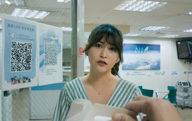 楼心潼客串演出公视贺岁喜剧《白日梦外送王》片中叫外送的OL办公室员工。（公视提供）