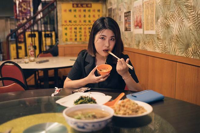 「这群人」木星饰演到卜学亮店中的奥客。（公视提供）