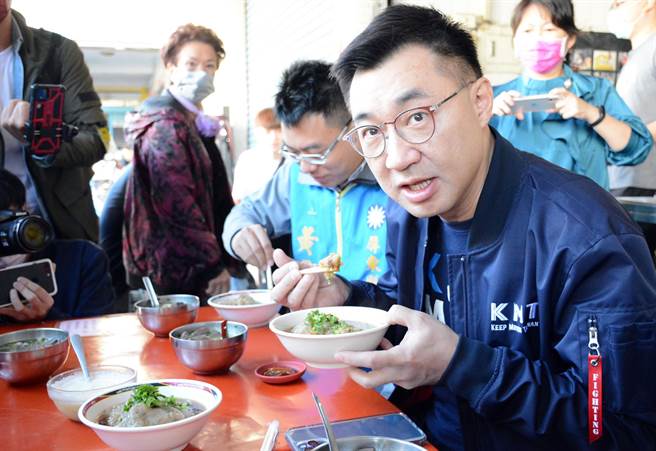 國民黨主席江啟臣(右)認為黨的理念要獲得民眾認同，魅力是靠團體營造。(林和生攝)