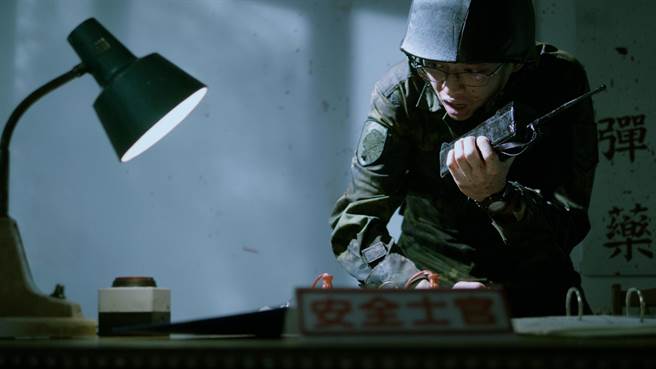 导演王逸帆透过各种超现实的桥段，呈现出军中体制的荒谬。（车库娱乐提供）