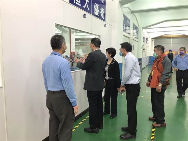 疫情升溫，南市府關心防疫物資準備情形，下午前往白河區恒大公司了解口罩生產狀況。（台南市政府經發局提供／莊曜聰台南傳真）