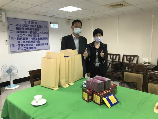 疫情升溫，南市府關心防疫物資準備情形，下午前往白河區恒大公司了解口罩生產狀況。（台南市政府經發局提供／莊曜聰台南傳真）