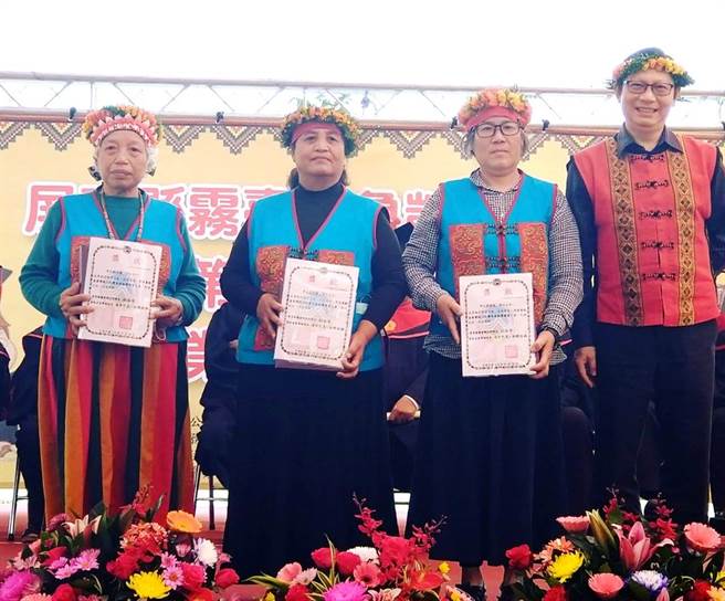 原民学院院长赵仁方（右）应邀上台颁奖，祝福勤学长辈更上一层楼。（义守大学提供／林雅惠高雄传真）