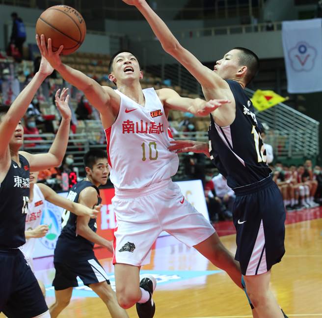 南山宋昕澔（中）今天貢獻21分、5抄截，助隊擊敗東泰高中。（鄭任南攝）