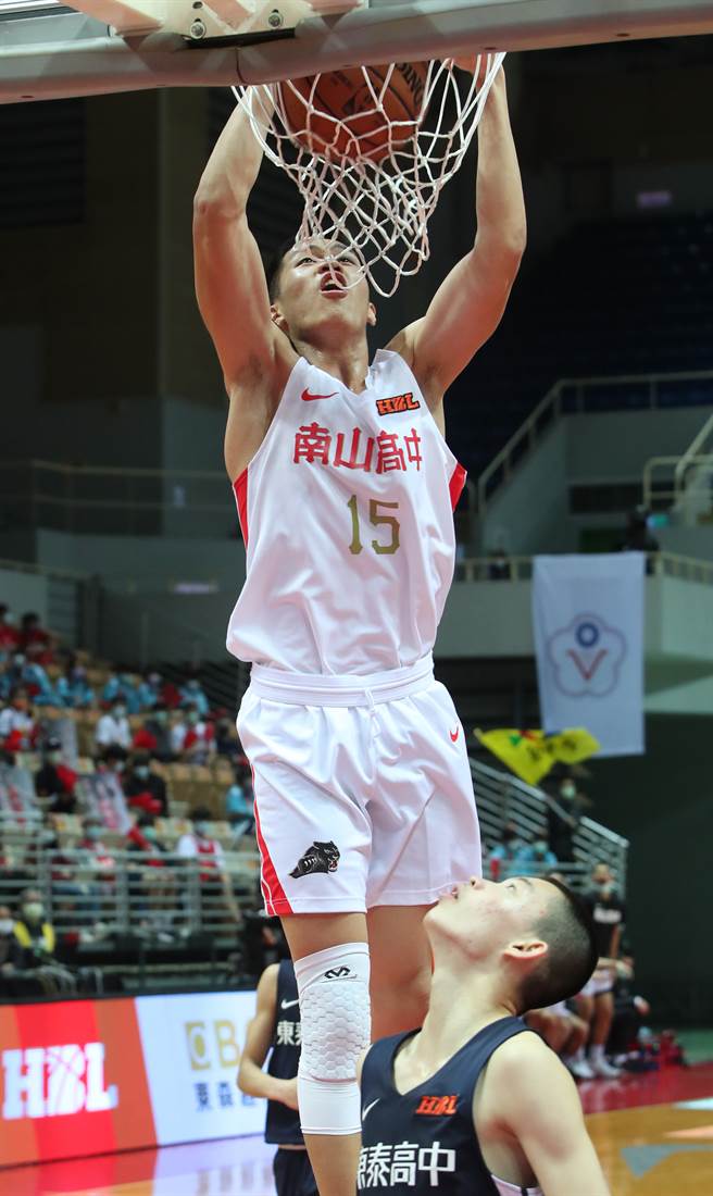 南山高中廖偉皓籃下灌進兩分。（鄭任南攝）