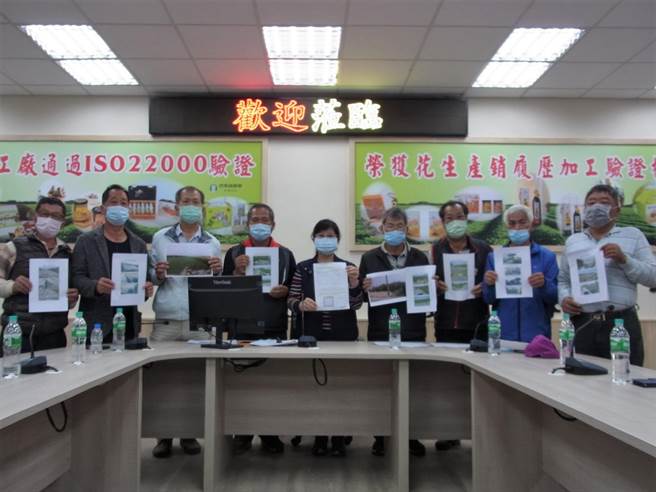 云林县虎尾镇农会总干事黄钰惠（中）控诉理事长丁荣义，违法认定理监事候选人资格。（张朝欣摄）