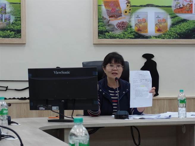 云林县虎尾镇农会总干事黄钰惠（图）控诉理事长丁荣义，违法认定理监事候选人资格。（张朝欣摄）