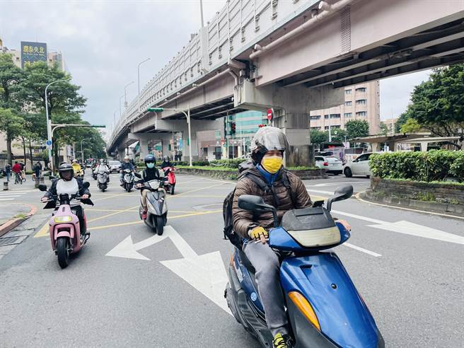 北市府交通局公布春節壅塞路段、交通措施，並呼籲搭大眾運輸免塞車。（吳康瑋攝）