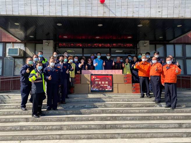 苗栗市长邱镇军等人2日前往苗栗警分局加油打气，致赠慰问品感谢警方全年无休守护家园。（警方提供／何冠娴苗栗传真）