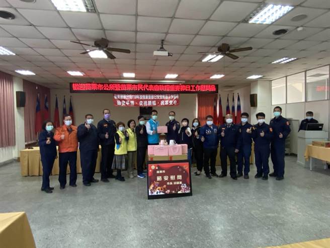 因应春节，苗栗警分局执行加强重要节日安全维护工作，苗栗市长邱镇军等人2日前往苗栗警分局加油打气。（警方提供／何冠娴苗栗传真）