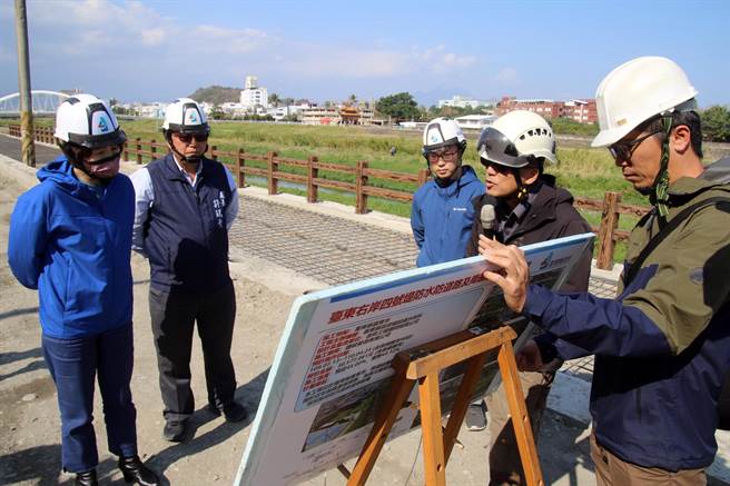 台东县长饶庆铃10日下午视查太平溪右岸一路通工程进度。（台东县政府提供／庄哲权台东传真）