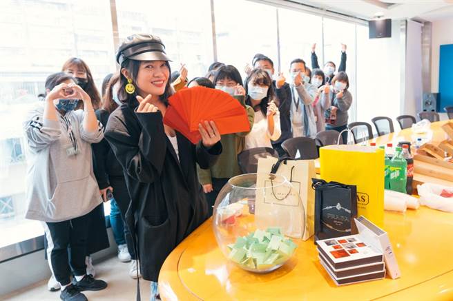 戴爱玲尾牙砸数十万送精品、现金 开喝小米酒求桃花