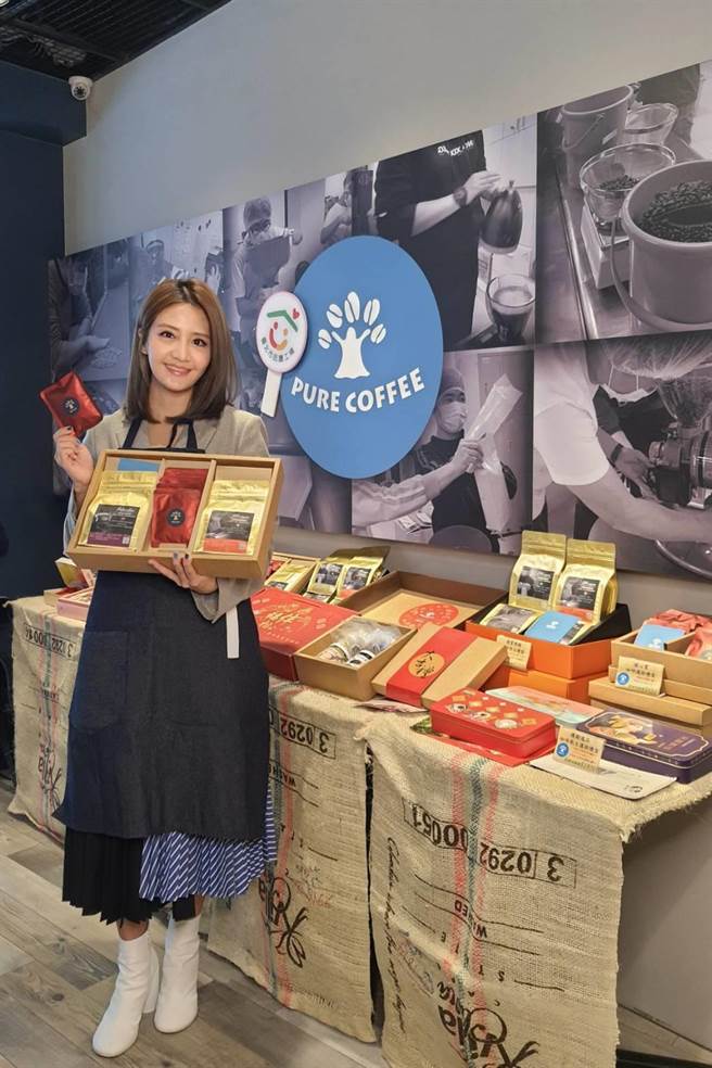 有「星光小公主」之称的正妹歌手李宣榕，来到「朴树咖啡」担任一日店长，也不忘推广臺北市庇护工场的春节礼盒。（北市劳动局提供／吴康玮台北传真）