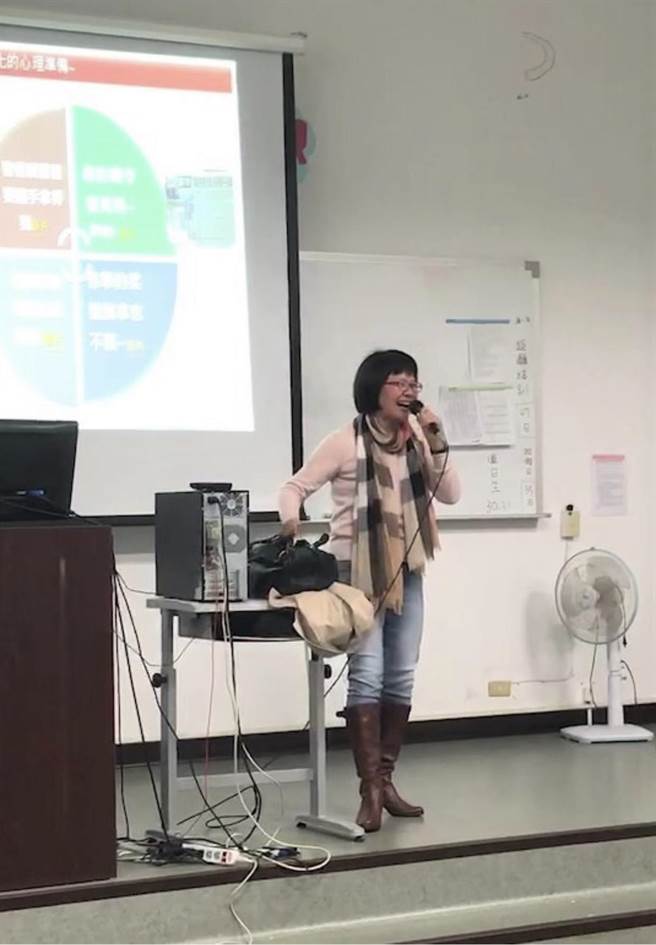 铁路警察局督察长萧惠珠任职于连江县警察局担任督察长的1年半任期，写下《走马──督察长的马祖人生笔记》一书。（萧惠珠提供）