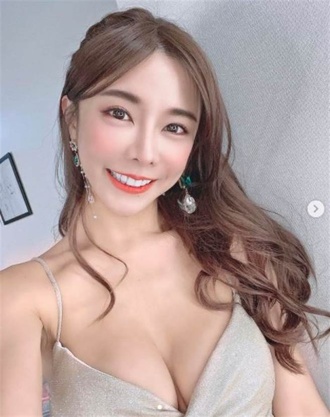 巫苡萱深V快炸出双球辣爆。（图／翻摄自IG）