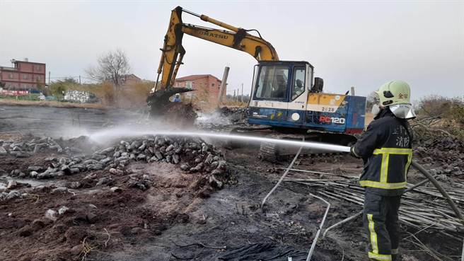 金門發生香菇園火警，估計延燒面積約650平方公尺，燒毀2間香菇寮。（金門縣消防局提供）
